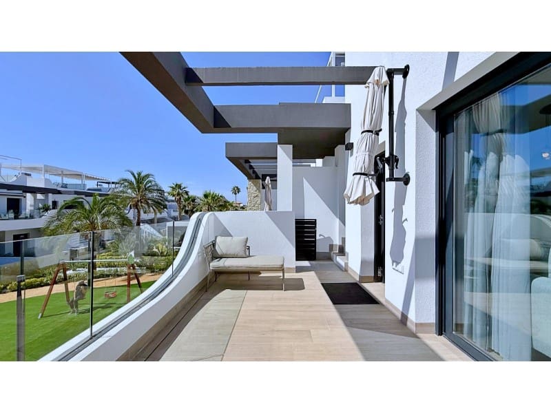 Penthouse for sale in Torrevieja with garage - € 379,000 (Ref: 9921958)