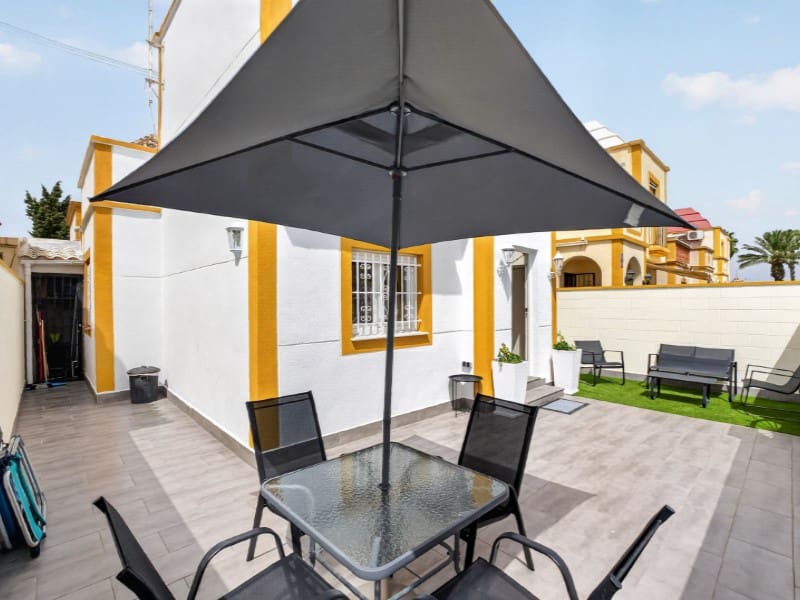 3 makuuhuone Omakotitalo myytävänä paikassa Torrevieja - 199 000 € (Ref: 9966384)
