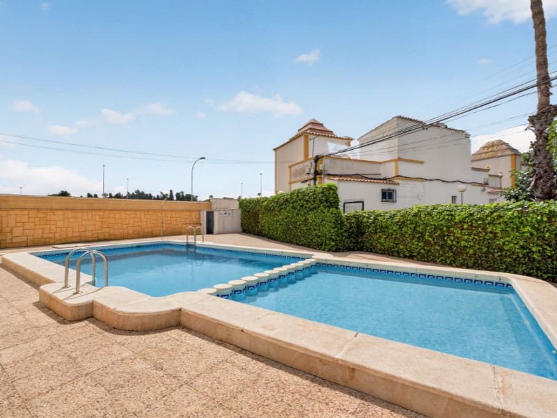 3 makuuhuone Omakotitalo myytävänä paikassa Torrevieja - 199 000 € (Ref: 9966384)