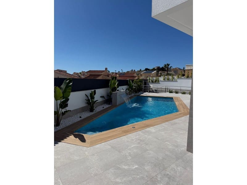 4 slaapkamer Villa te koop in Ciudad Quesada met zwembad - € 1.150.000 (Ref: 9990433)