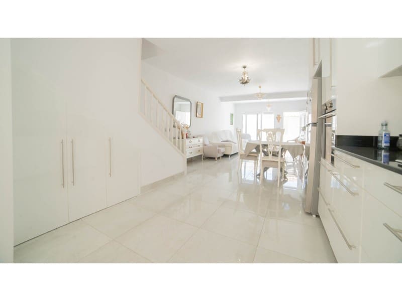 3 makuuhuone Omakotitalo myytävänä paikassa Torrevieja - 319 000 € (Ref: 9994351)