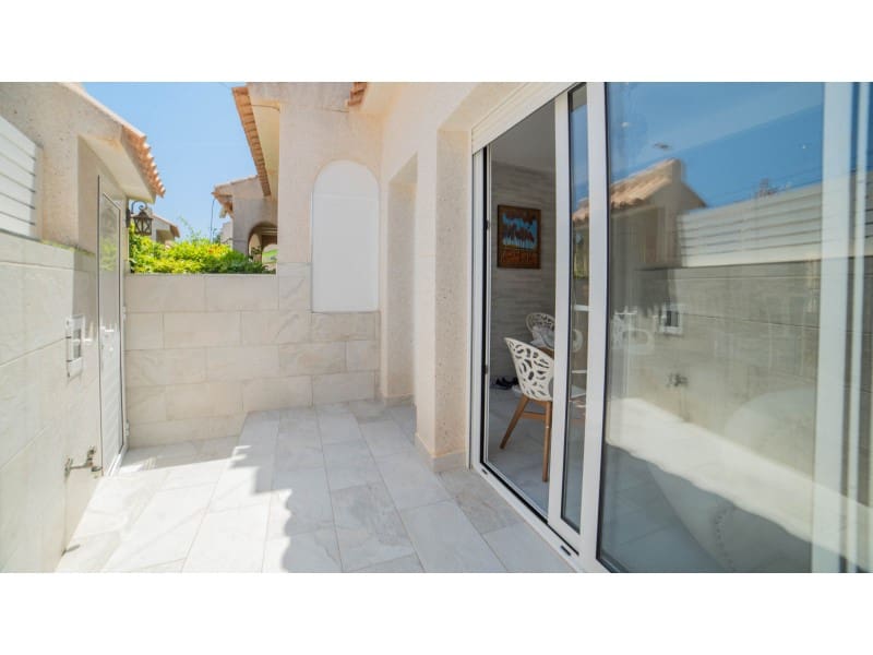 3 makuuhuone Omakotitalo myytävänä paikassa Torrevieja - 319 000 € (Ref: 9994351)