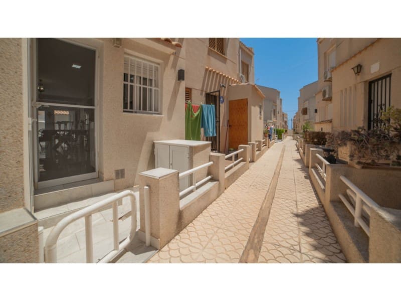 3 makuuhuone Omakotitalo myytävänä paikassa Torrevieja - 319 000 € (Ref: 9994351)
