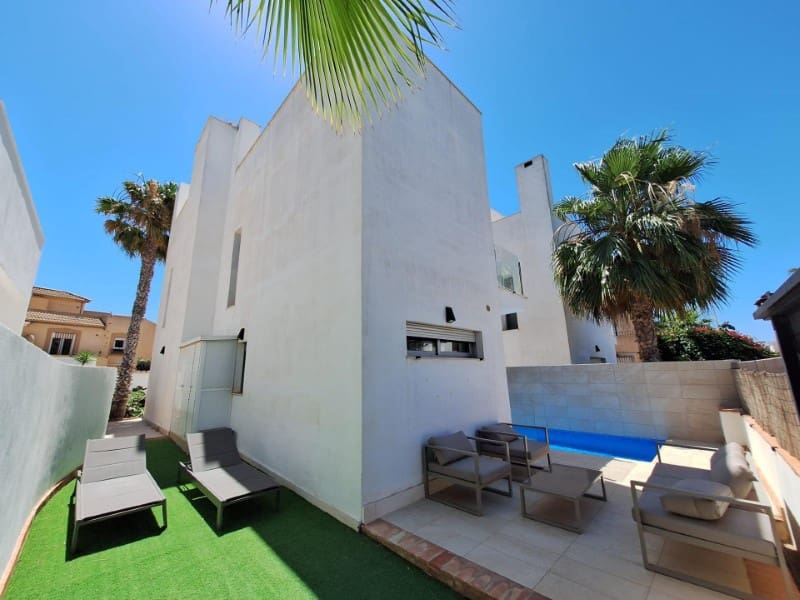 Chalet de 3 habitaciones en Torrevieja en venta con piscina - 423.000 € (Ref: 9996855)