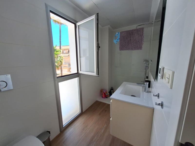 Chalet de 3 habitaciones en Torrevieja en venta con piscina - 423.000 € (Ref: 9996855)