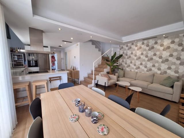Chalet de 3 habitaciones en Aguas Nuevas, Torrevieja en venta con piscina - 423.000 € (Ref: 9996855)