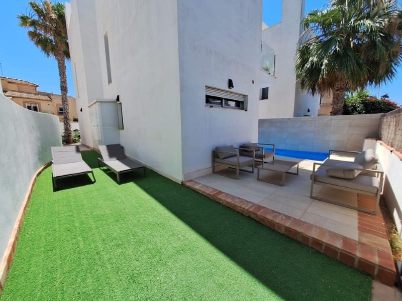 Chalet de 3 habitaciones en Torrevieja en venta con piscina - 423.000 € (Ref: 9996855)