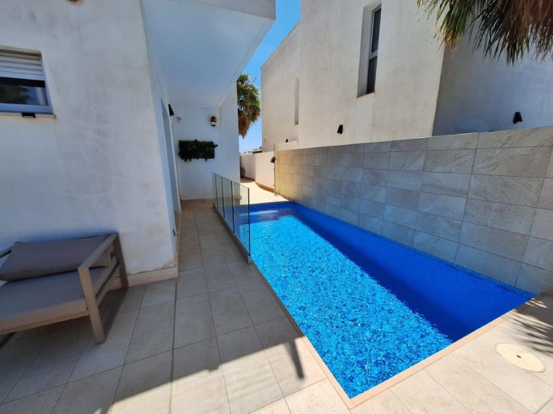 Chalet de 3 habitaciones en Torrevieja en venta con piscina - 423.000 € (Ref: 9996855)