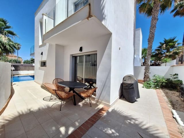 Chalet de 3 habitaciones en Aguas Nuevas, Torrevieja en venta con piscina - 423.000 € (Ref: 9996855)