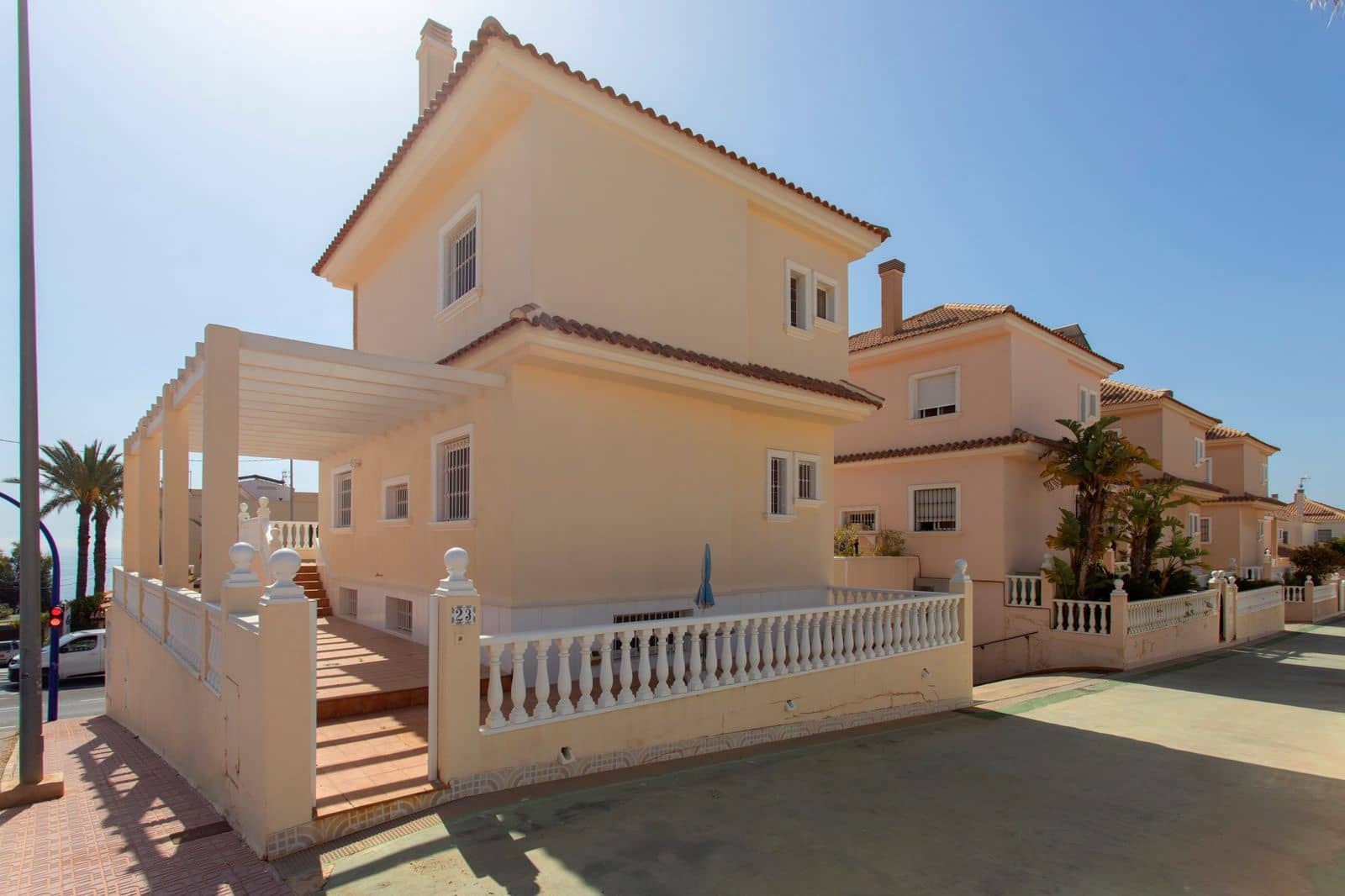 Chalet de 4 habitaciones en Torrevieja en venta con piscina - 549.000 € (Ref: 10025847)