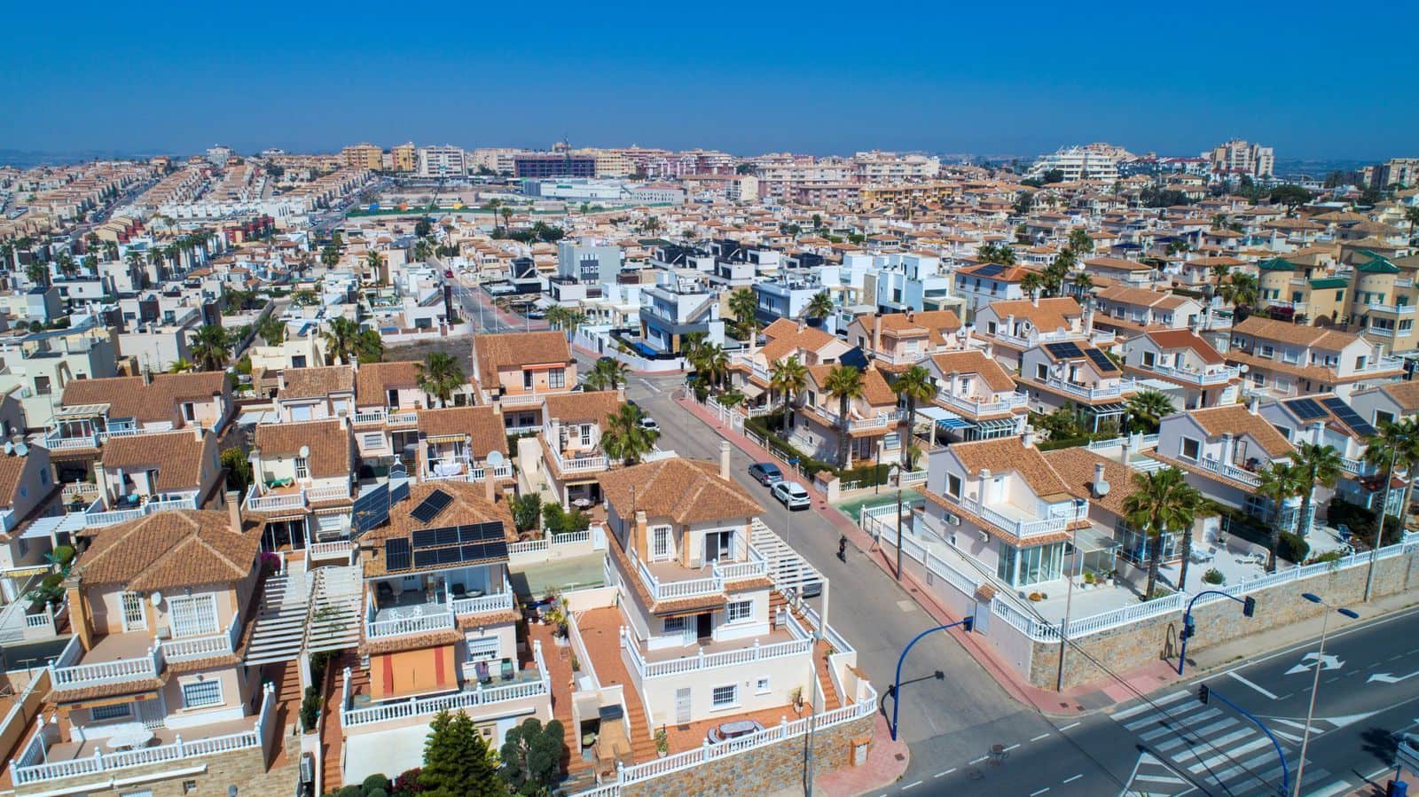 Chalet de 4 habitaciones en Torrevieja en venta con piscina - 549.000 € (Ref: 10025847)