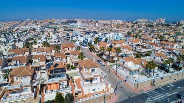Chalet de 4 habitaciones en Parque Acuático - Sector 25, Torrevieja en venta con piscina - 549.000 € (Ref: 10025847)