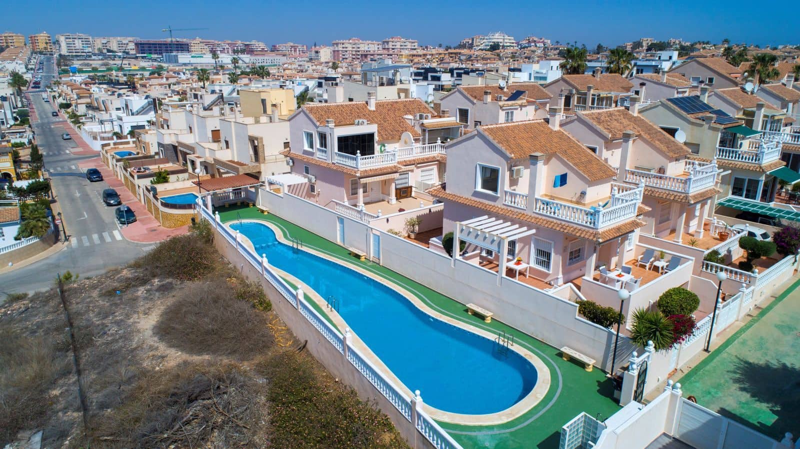 Chalet de 4 habitaciones en Torrevieja en venta con piscina - 549.000 € (Ref: 10025847)
