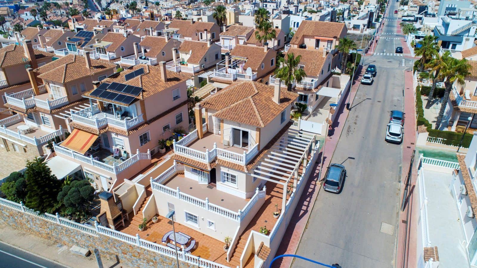Chalet de 4 habitaciones en Torrevieja en venta con piscina - 549.000 € (Ref: 10025847)