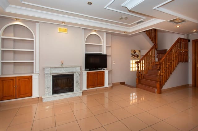 Chalet de 4 habitaciones en Parque Acuático - Sector 25, Torrevieja en venta con piscina - 549.000 € (Ref: 10025847)
