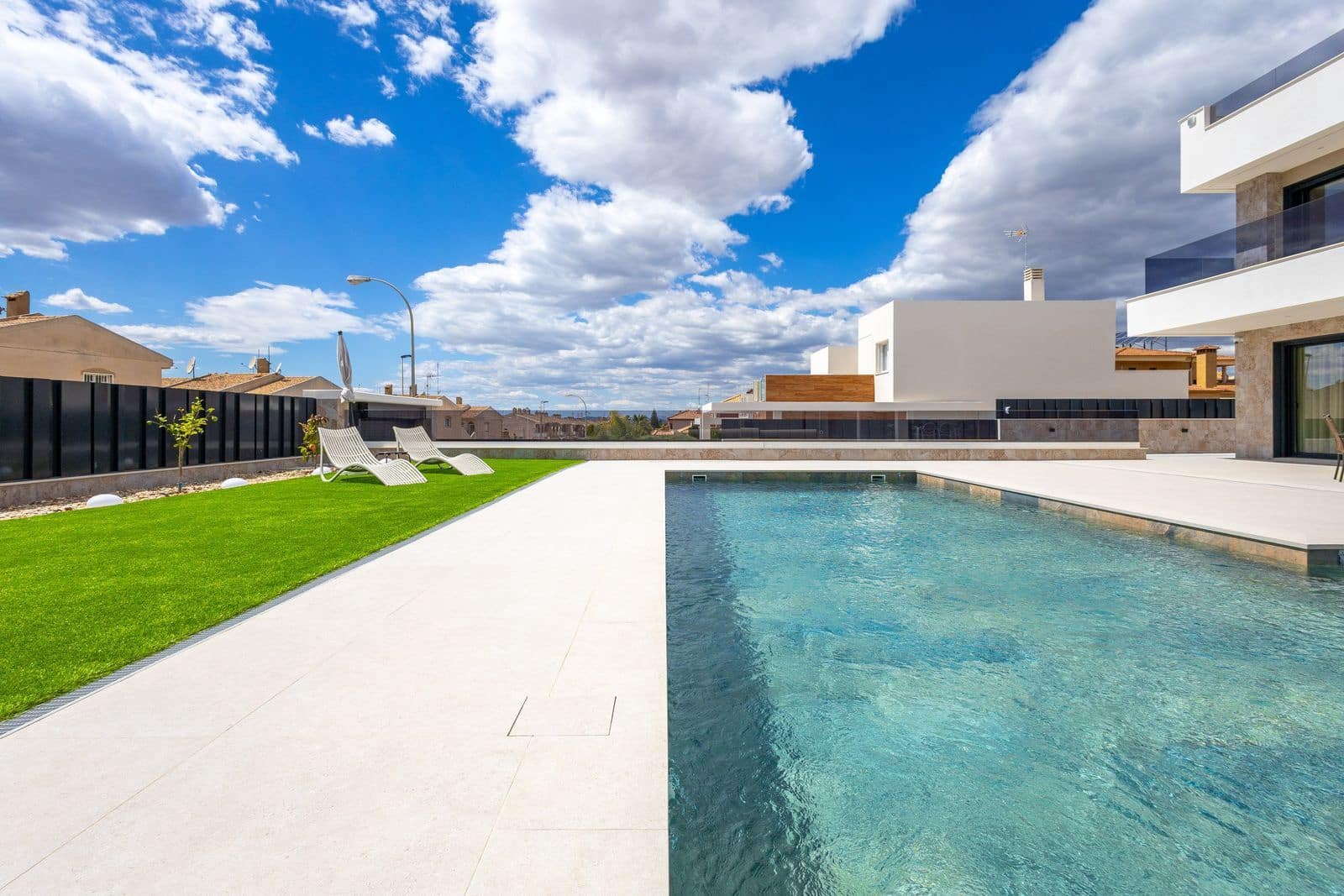 4 chambre Villa/Maison à vendre à Torrevieja avec piscine - 1 675 000 € (Ref: 10025848)