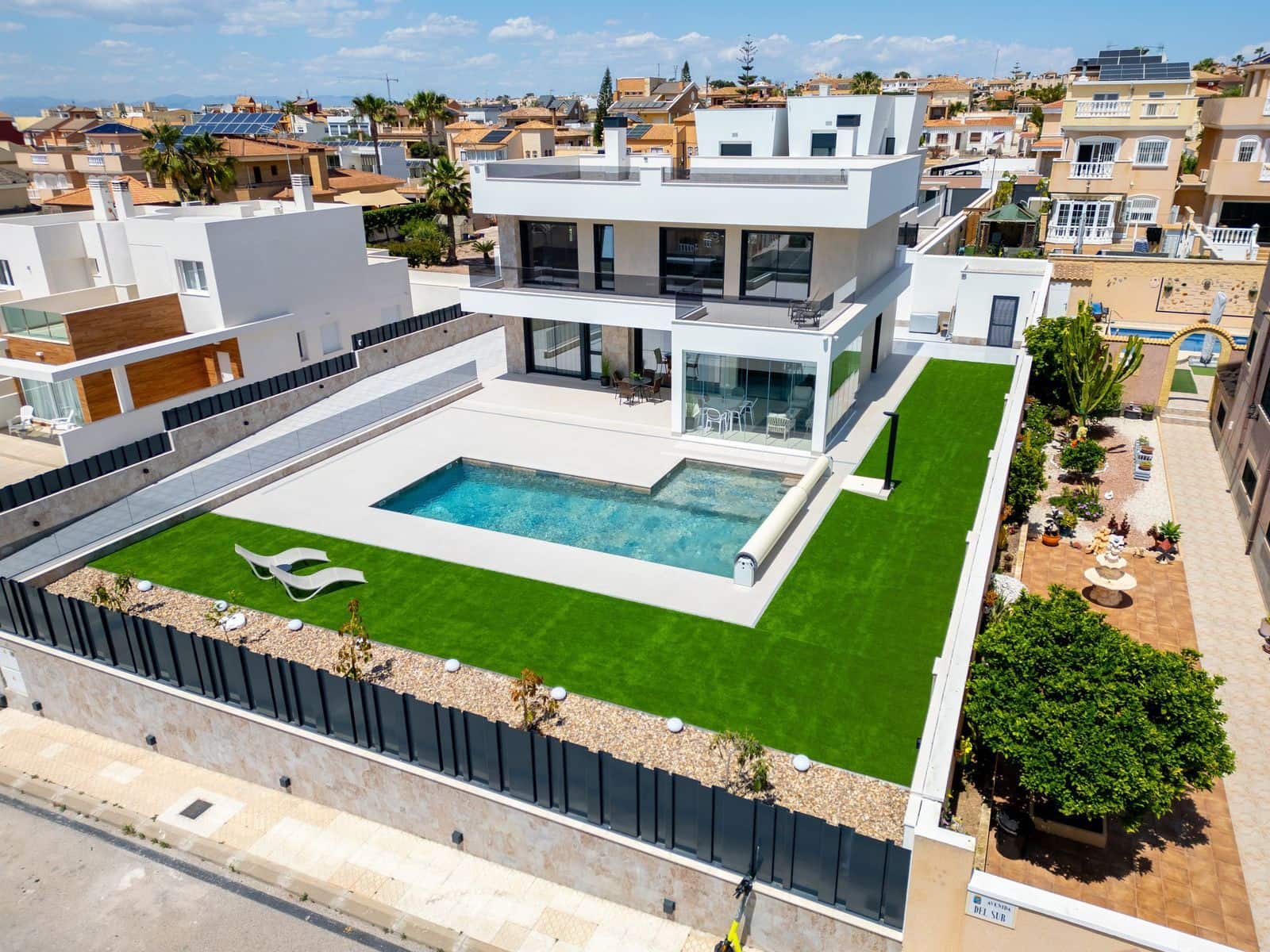 4 chambre Villa/Maison à vendre à Torrevieja avec piscine - 1 675 000 € (Ref: 10025848)