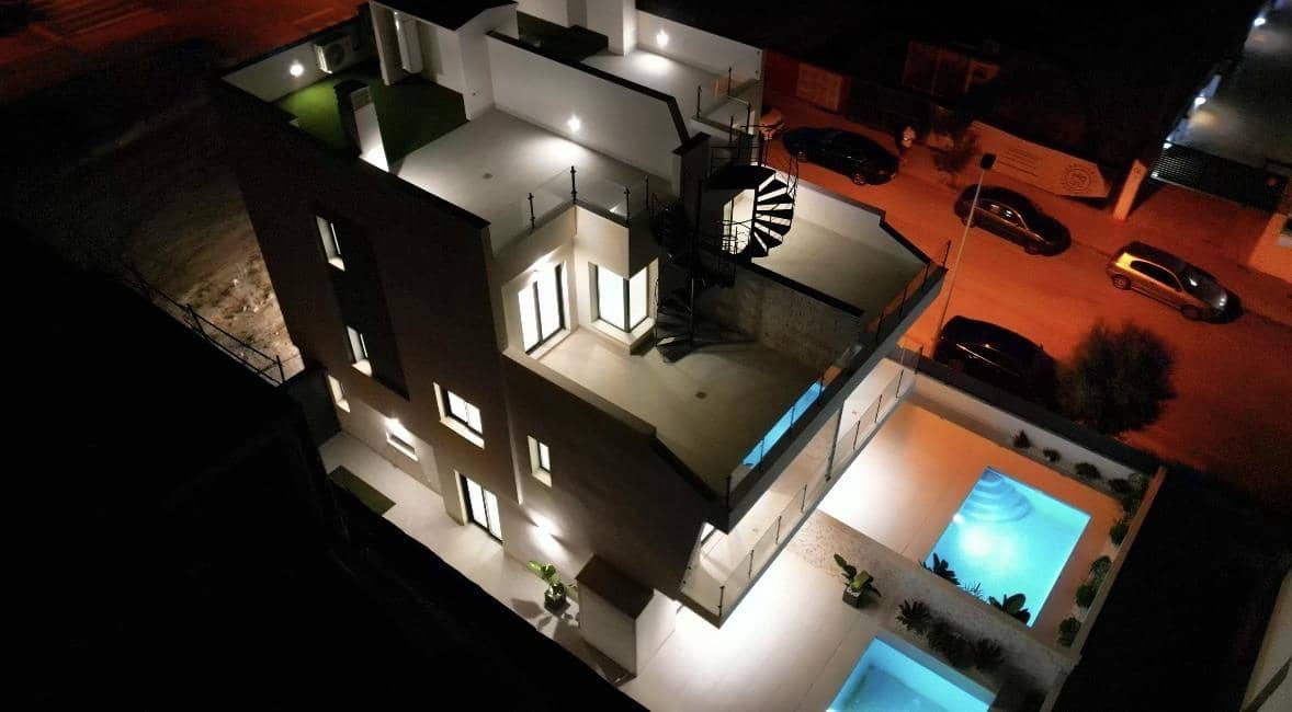 4 soveværelse Semi-Rækkehus til salg i Guardamar del Segura med swimmingpool - € 507.050 (Ref: 8620085)