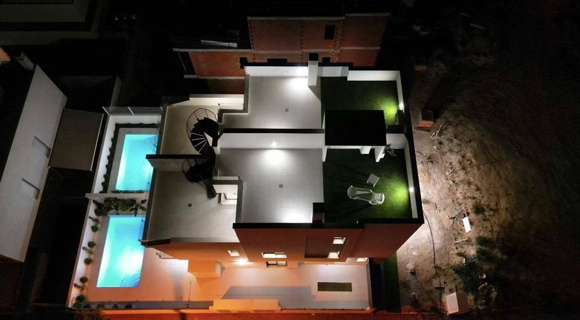 4 soveværelse Semi-Rækkehus til salg i Guardamar del Segura med swimmingpool - € 507.050 (Ref: 8620085)