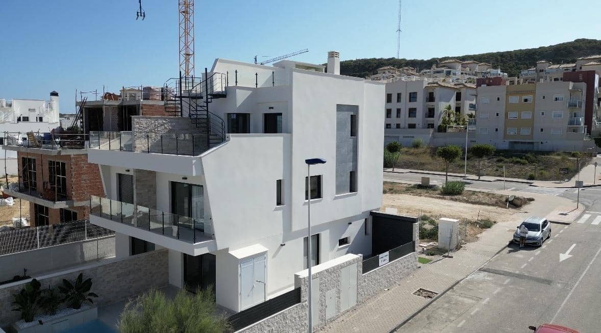 4 soveværelse Semi-Rækkehus til salg i Guardamar del Segura med swimmingpool - € 507.050 (Ref: 8620085)