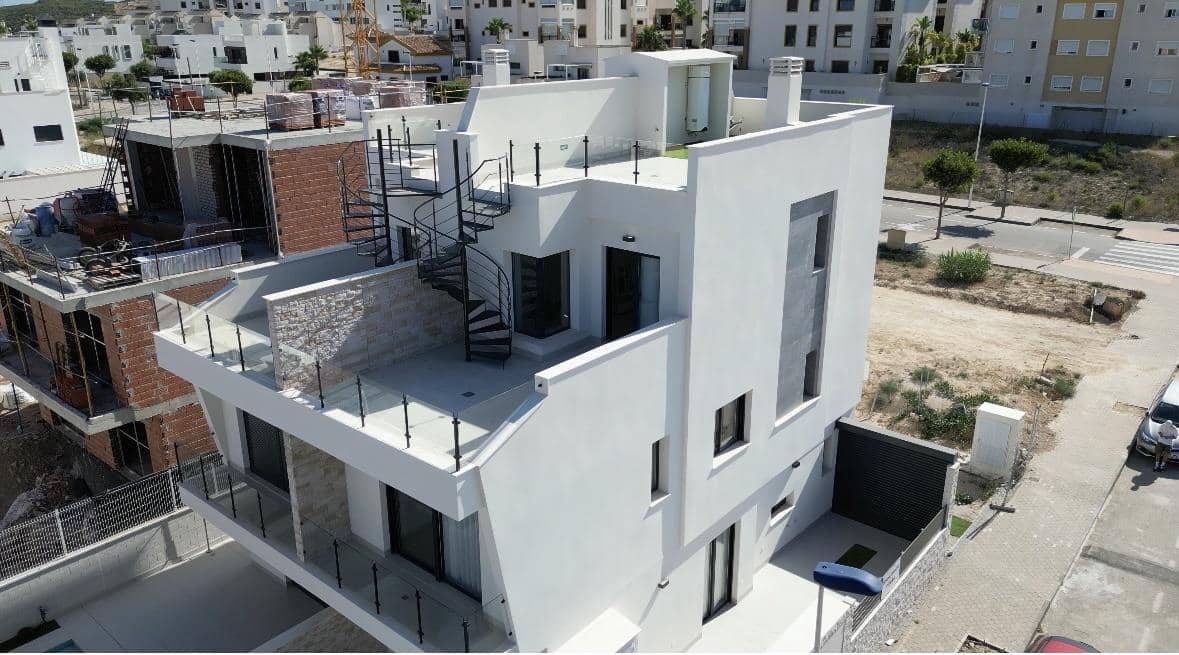 4 soveværelse Semi-Rækkehus til salg i Guardamar del Segura med swimmingpool - € 507.050 (Ref: 8620085)