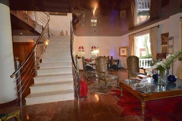 5 sypialnia Willa na sprzedaż w La Veleta, Torrevieja z basenem garażem - 840 000 € (Ref: 8936827)