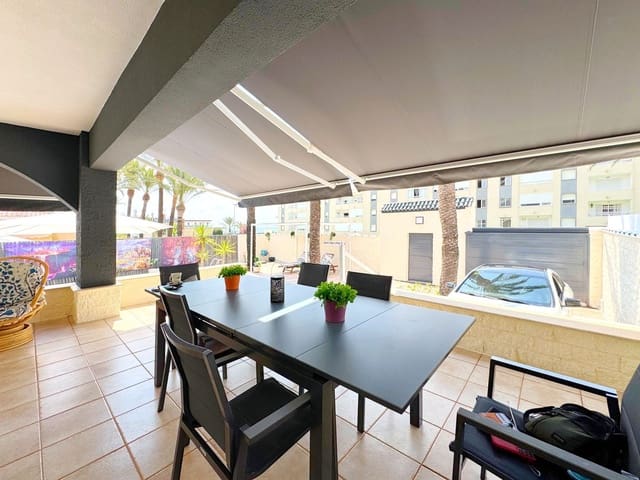 Chalet de 4 habitaciones en Punta Prima, Torrevieja en venta - 656.000 € (Ref: 9114286)