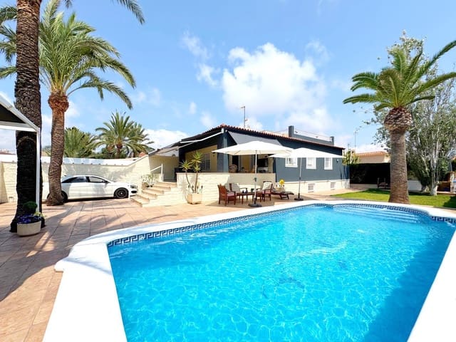 Chalet de 4 habitaciones en Punta Prima, Torrevieja en venta - 656.000 € (Ref: 9114286)