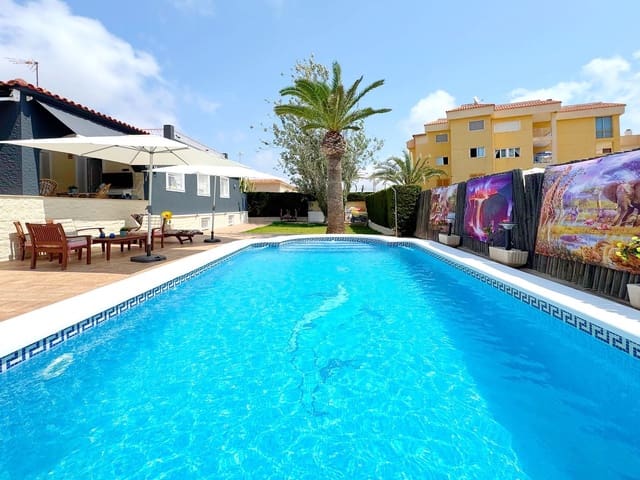 Chalet de 4 habitaciones en Punta Prima, Torrevieja en venta - 656.000 € (Ref: 9114286)