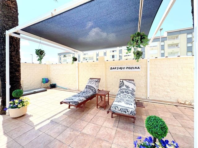 Chalet de 4 habitaciones en Punta Prima, Torrevieja en venta - 656.000 € (Ref: 9114286)