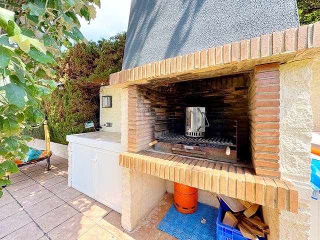 Chalet de 4 habitaciones en Punta Prima, Torrevieja en venta - 656.000 € (Ref: 9114286)