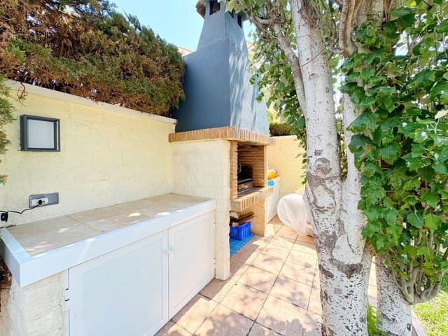 Chalet de 4 habitaciones en Punta Prima, Torrevieja en venta - 656.000 € (Ref: 9114286)