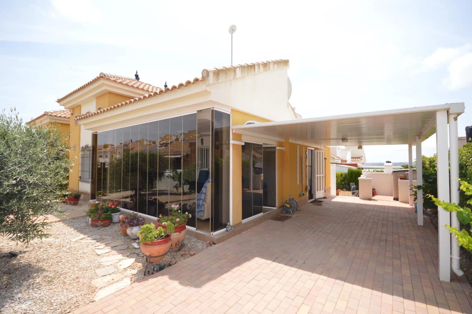 Chalet de 3 habitaciones en Los Montesinos en venta con piscina - 279.000 € (Ref: 9884954)
