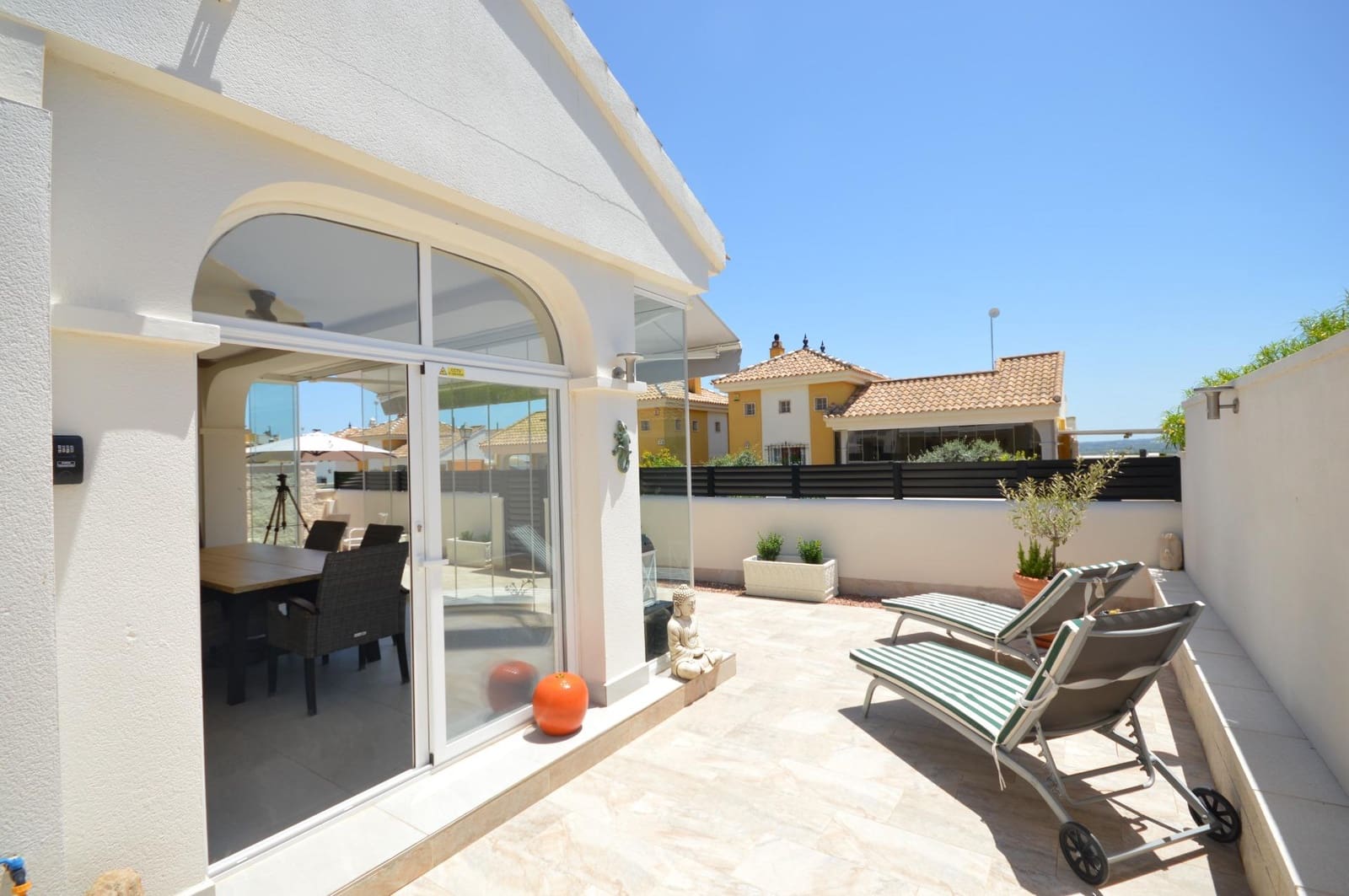 Chalet de 3 habitaciones en Los Montesinos en venta con piscina - 289.000 € (Ref: 9892516)