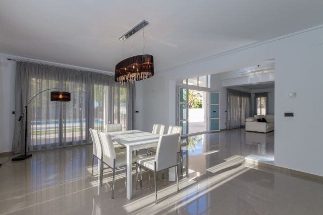 4 soverom Villa til salgs i Cabo Roig med svømmebasseng garasje - € 2 450 000 (Ref: 3287479)