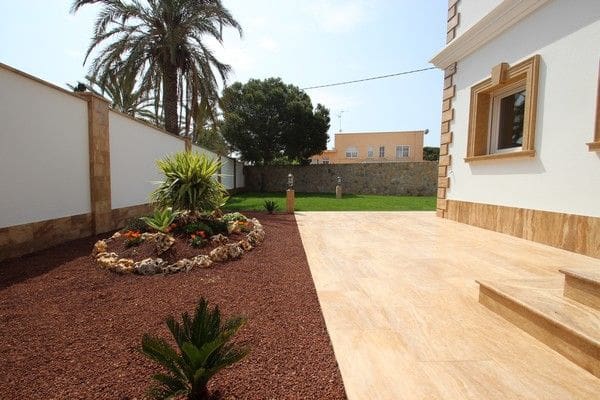 6 bedroom Villa for sale in Cabo Roig with pool garage - € 1,750,000 (Ref: 4363090)
