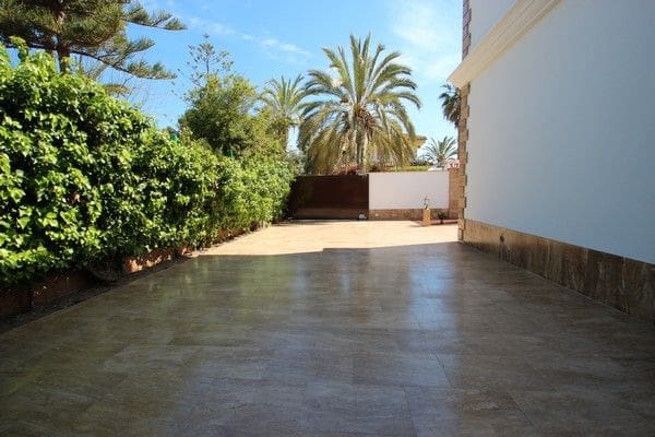 6 bedroom Villa for sale in Cabo Roig with pool garage - € 1,750,000 (Ref: 4363090)