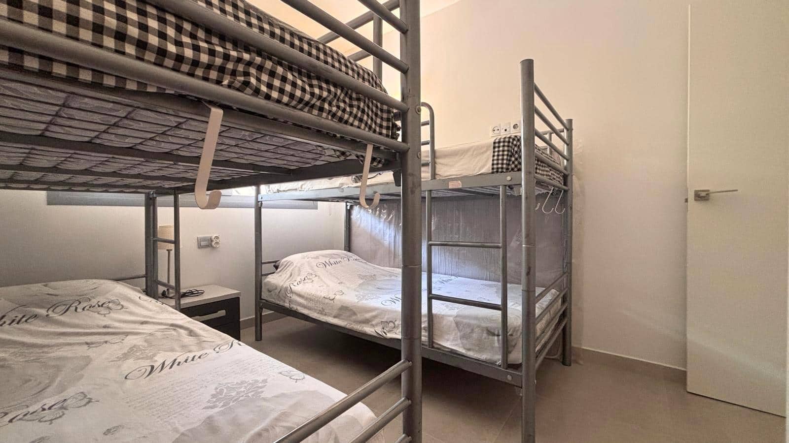 2 soveværelse Lejlighed til salg i La Veleta med swimmingpool - € 258.000 (Ref: 9449044)