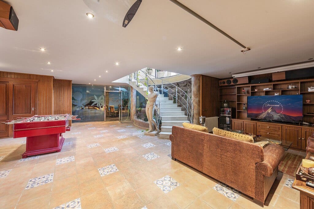 5 soverom Villa til salgs i Buger med svømmebasseng garasje - € 3 100 000 (Ref: 8957380)