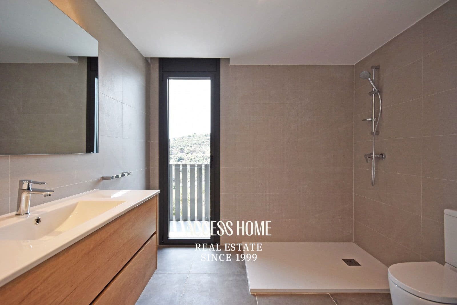 5 bedroom Villa for rent in Tiana with pool garage - € 4,500 (Ref: 10165502)