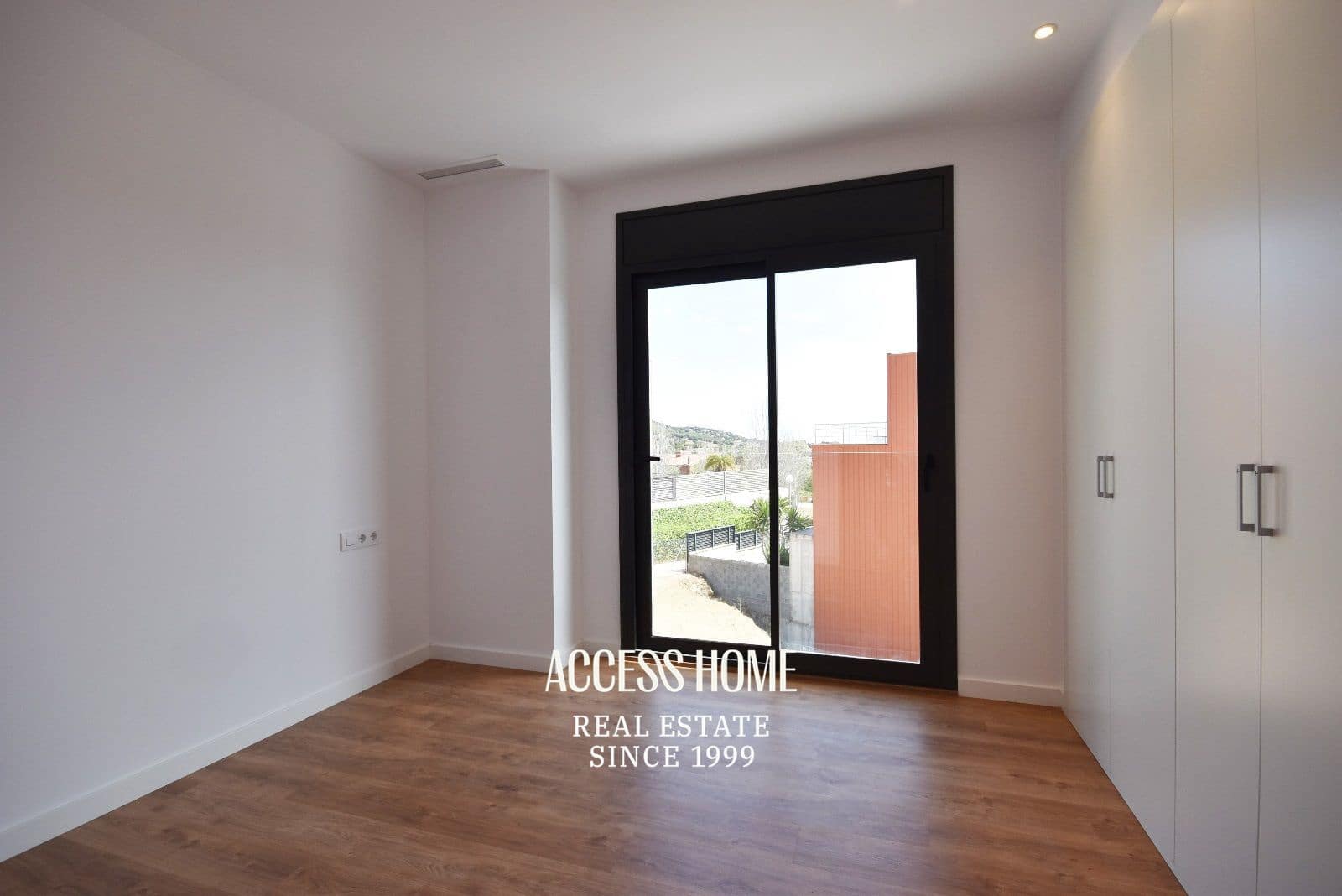 5 bedroom Villa for rent in Tiana with pool garage - € 4,500 (Ref: 10165502)