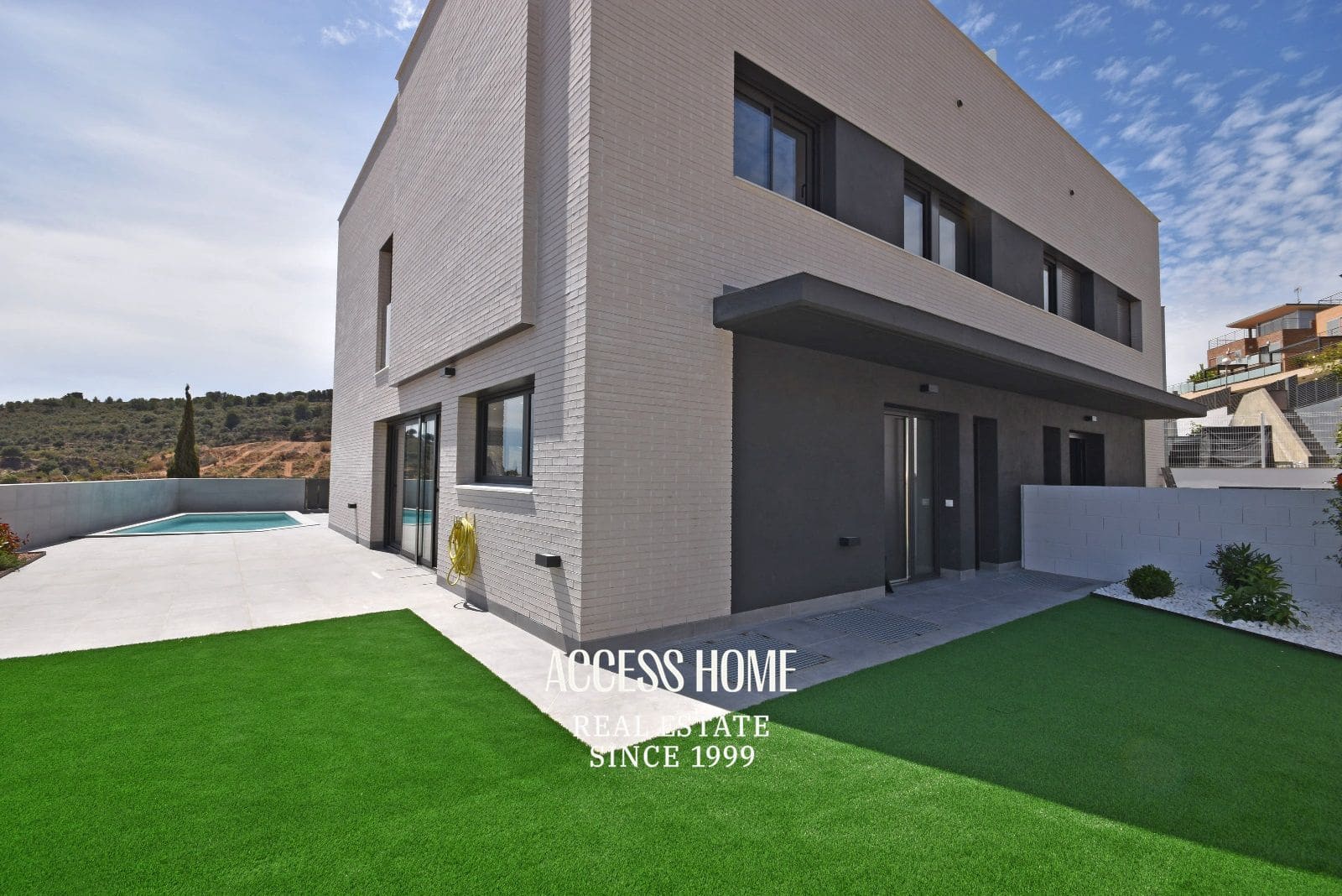 5 bedroom Villa for rent in Tiana with pool garage - € 4,500 (Ref: 10165502)