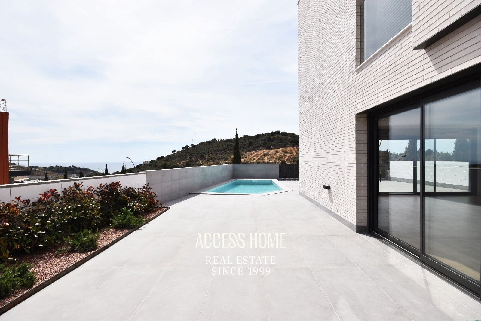 5 bedroom Villa for rent in Tiana with pool garage - € 4,500 (Ref: 10165502)