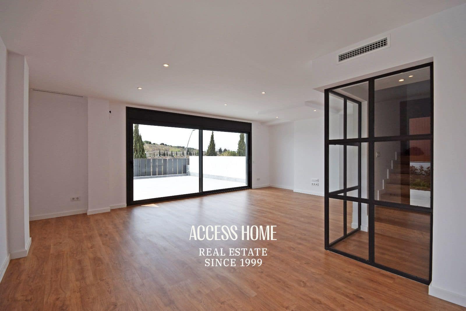 5 bedroom Villa for rent in Tiana with pool garage - € 4,500 (Ref: 10165502)