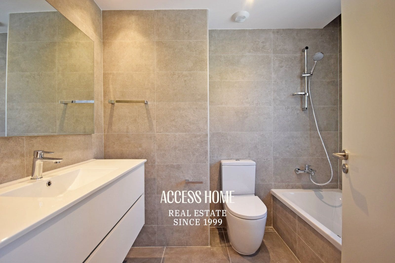 5 bedroom Villa for rent in Tiana with pool garage - € 4,500 (Ref: 10165502)