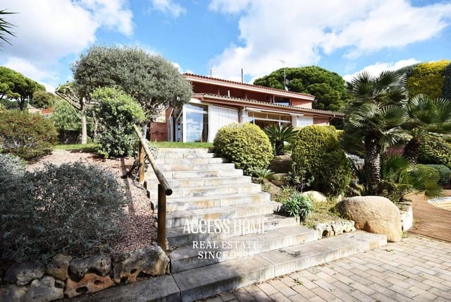 4 bedroom Villa for sale in Sant Vicenç de Montalt with pool garage - € 995,000 (Ref: 9131790)