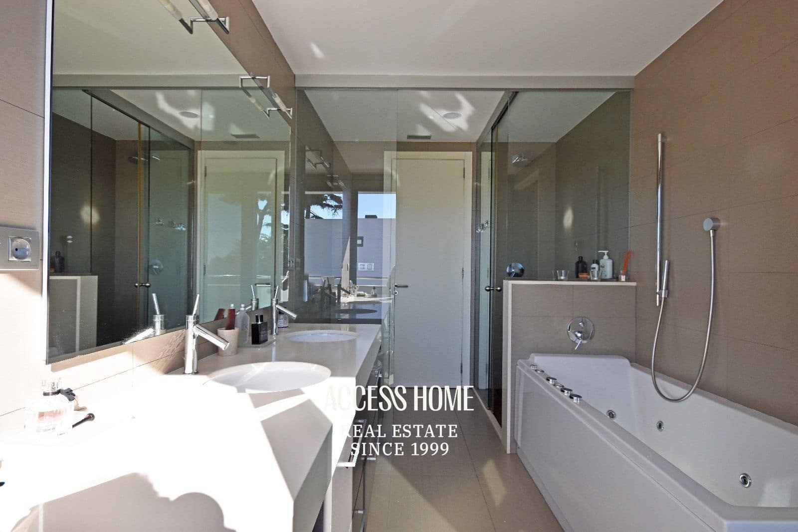 4 makuuhuone Huvila myytävänä paikassa Premia de Dalt mukana uima-altaan 
autotalli - 1 600 000 € (Ref: 9251625)