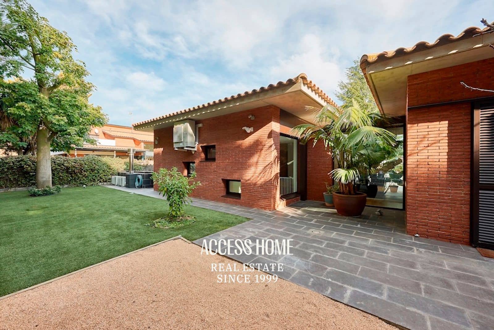 4 bedroom Villa for sale in Sant Vicenc de Montalt with pool garage - € 1,395,000 (Ref: 9254436)