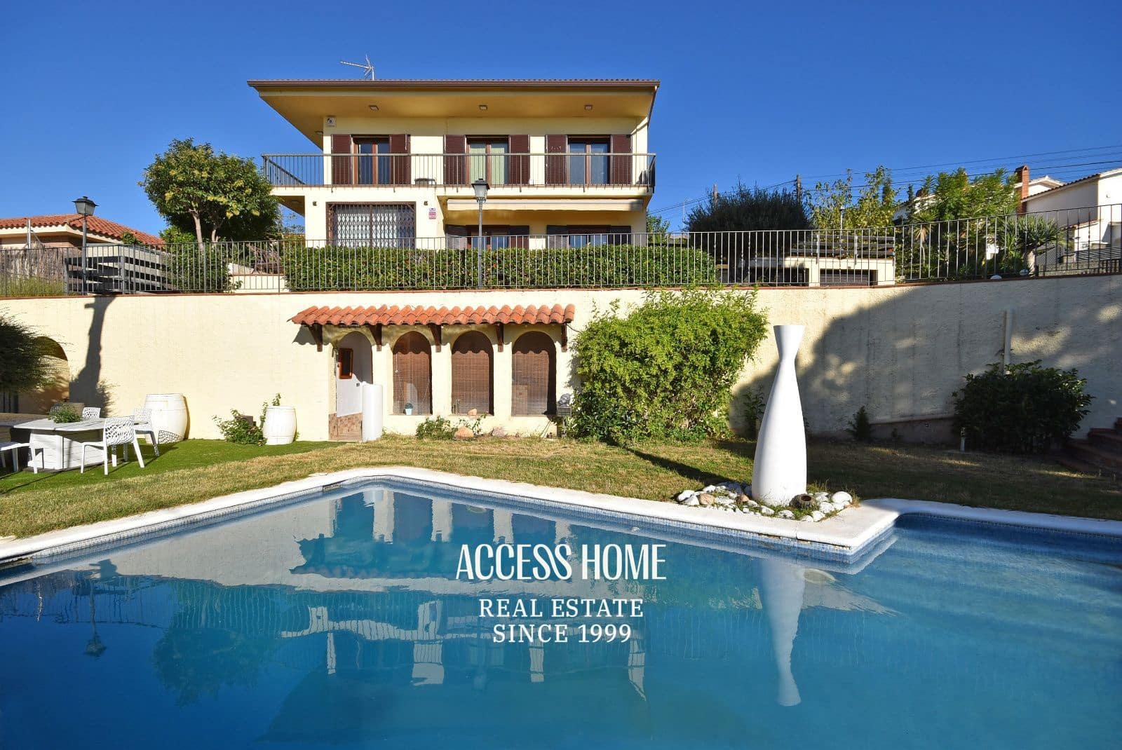 5 soverom Villa til salgs i Premia de Dalt med svømmebasseng garasje - € 795 000 (Ref: 9332869)