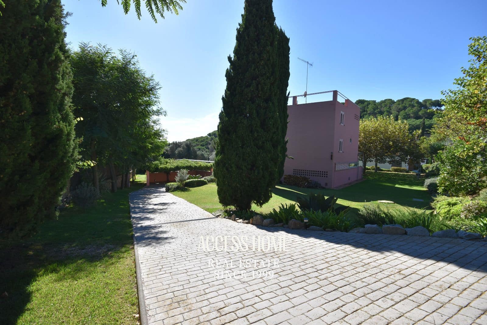 4 bedroom Villa for rent in Sant Vicenc de Montalt with pool garage - € 6,000 (Ref: 9336877)